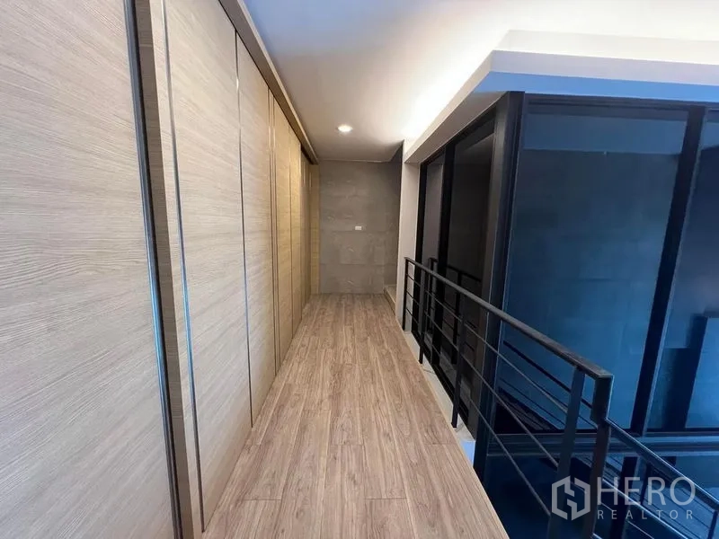 สำนักงานที่บ้าน ให้เช่าในBueng Kum, Bangkok - โถงชั้นลอยพร้อมราวกันตกและตู้เก็บของสูงจรดเพดาน