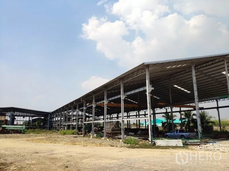 工厂 出租在Samut Sakhon - 钢结构仓库侧视图，开放式装卸湾与碎石场地，Bang Krachao