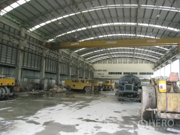 工厂 出租在Lat Lum Kaeo, Pathum Thani - 仓库内部，高拱形钢结构屋顶与行车起重机