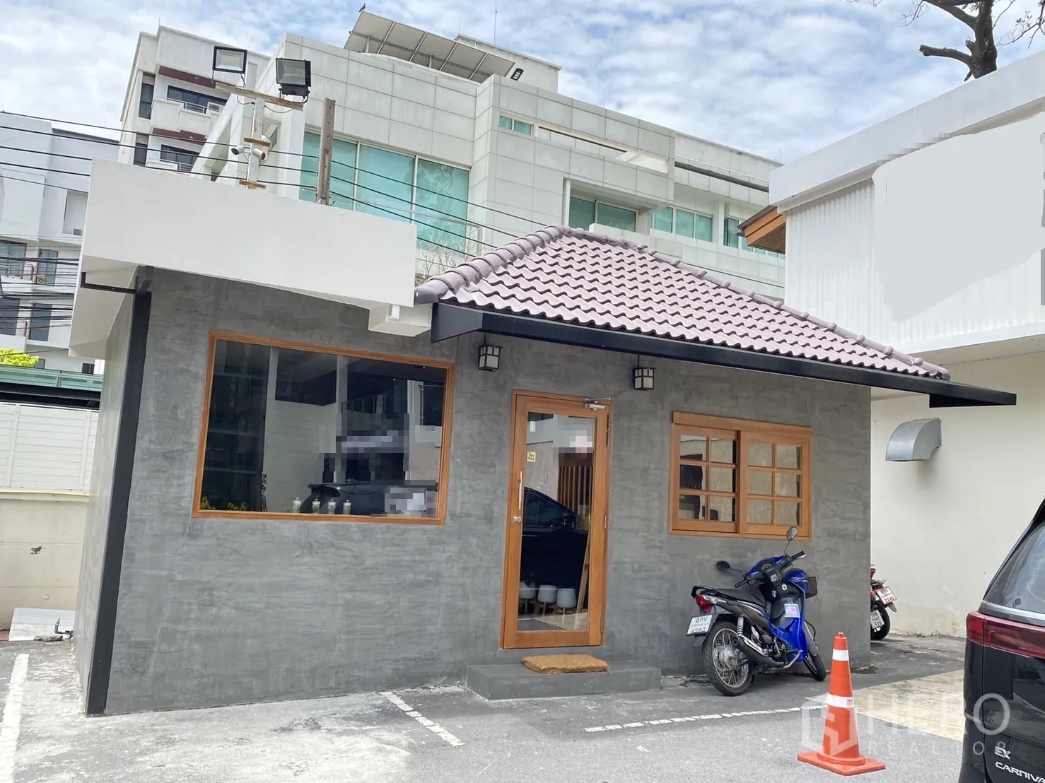 零售空间 出租在Watthana, Bangkok - 街角铺面，坡形瓦顶与大展示窗，现场可停车，临近BTS通罗站。