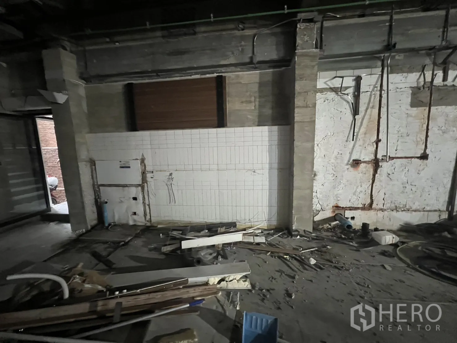 อาคารพาณิชย์ ให้เช่าในBang Rak, Bangkok - พื้นที่ชั้นล่าง ผนังกระเบื้องและวัสดุรื้อถอนกระจัดกระจาย