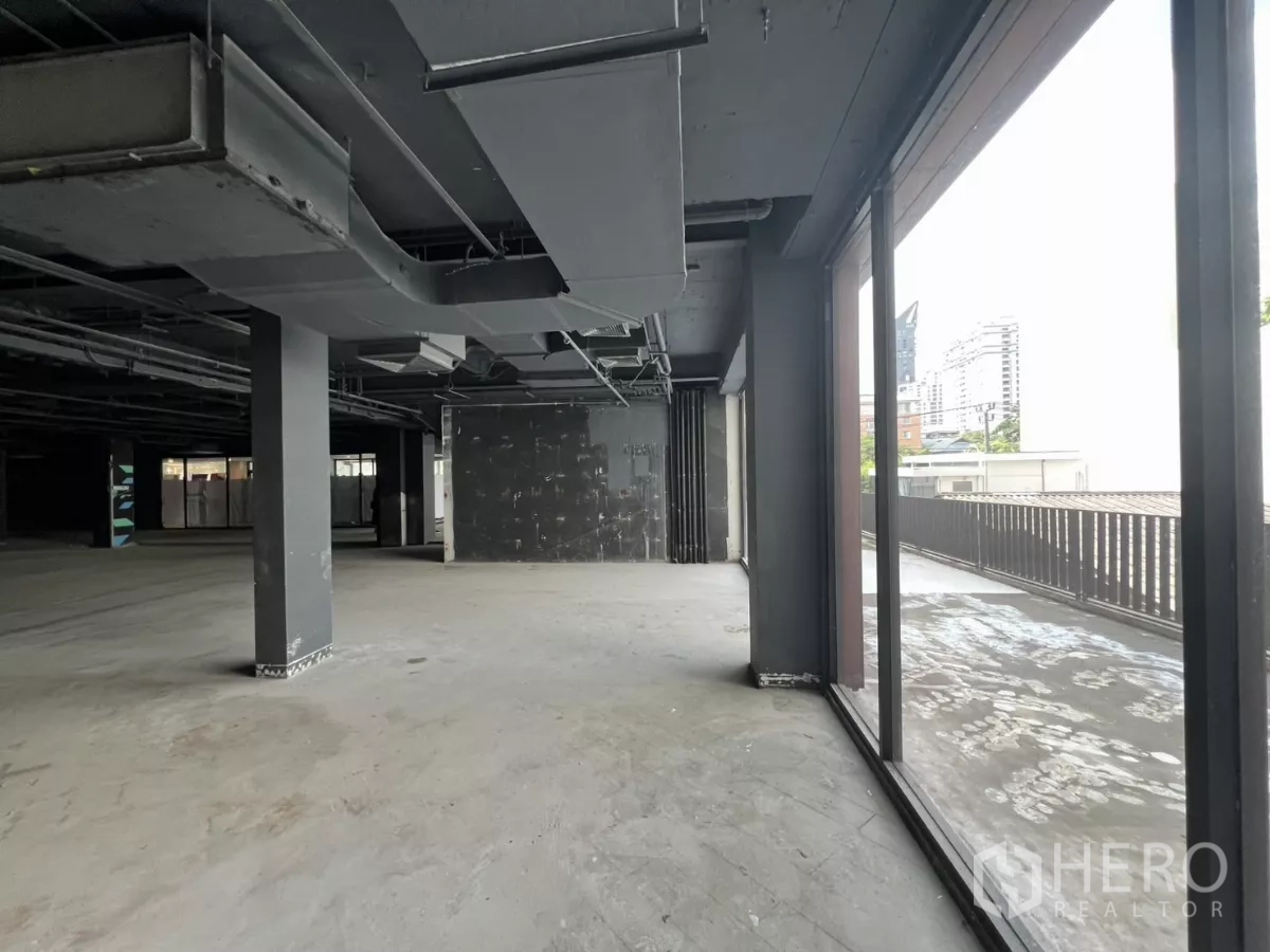 零售空间 出租在Watthana, Bangkok - 室内临露台，整面落地窗与水泥地面