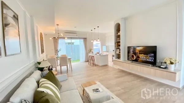 联排别墅 出租在Prawet, Bangkok - 采光充足的客餐厅与开放式厨房，木地板与电视墙