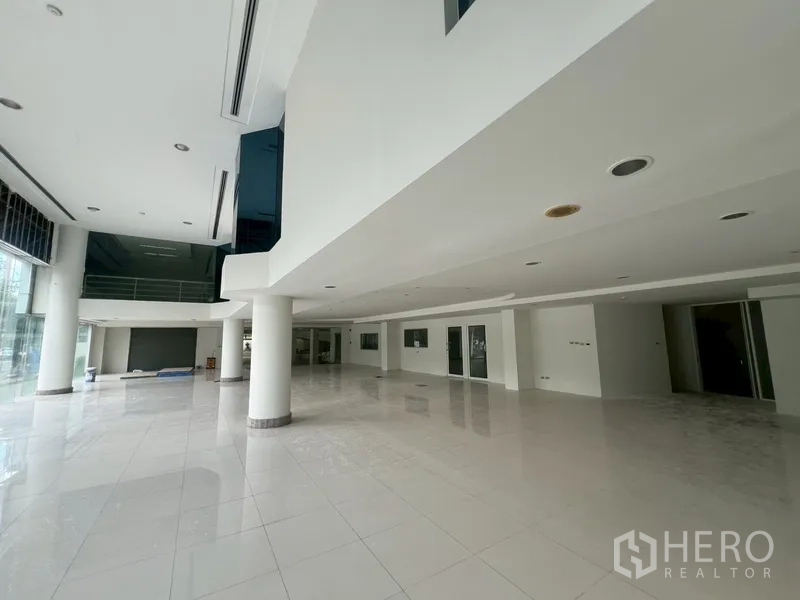展厅 出租在Khlong Toei, Bangkok - 双挑高大厅，白色立柱与亮面地砖，落地玻璃通透明亮。