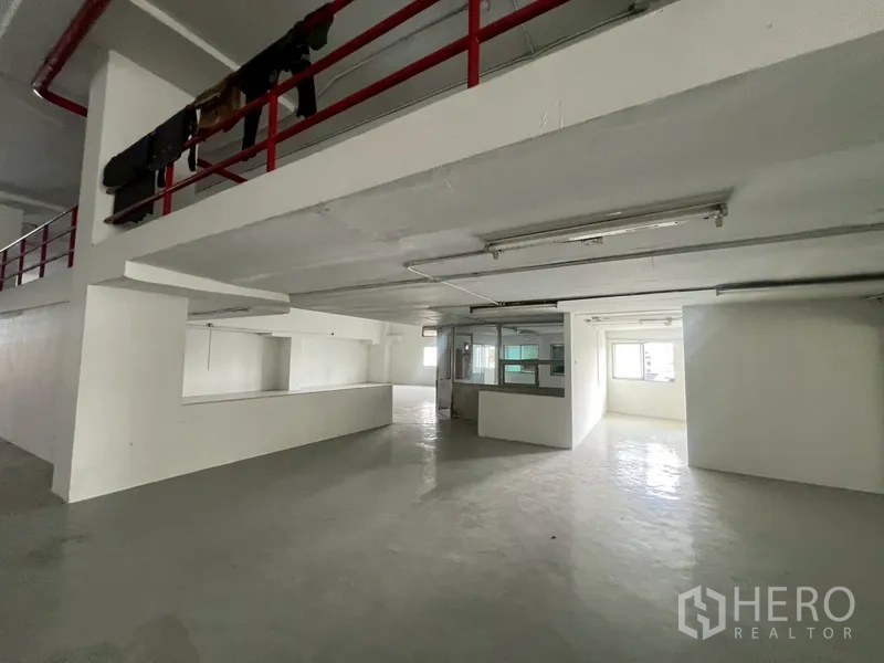 展厅 出租在Khlong Toei, Bangkok - 夹层空间，红色栏杆俯瞰服务或生产区。