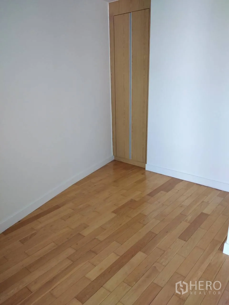 คอนโด ให้เช่าในKhlong Toei, Bangkok - ห้องเปล่าพร้อมตู้เสื้อผ้าบิวท์อินและพื้นไม้โทนอ่อน