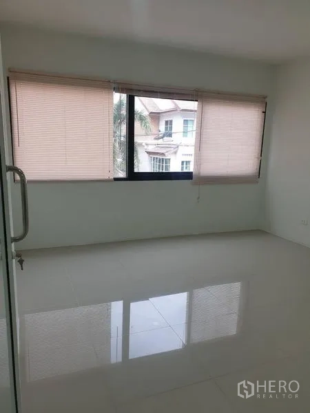 สำนักงานที่บ้าน ให้เช่าในBang Rak, Bangkok - ห้องมุมออฟฟิศ หน้าต่างกว้าง มู่ลี่สีเบจ พื้นกระเบื้องมันวาว