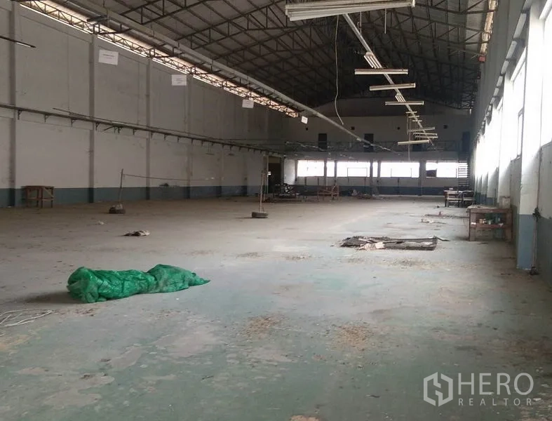 工厂 出租在Bang Phli, Samut Prakan - 高挑厂房车间，钢桁架屋顶与长排照明。