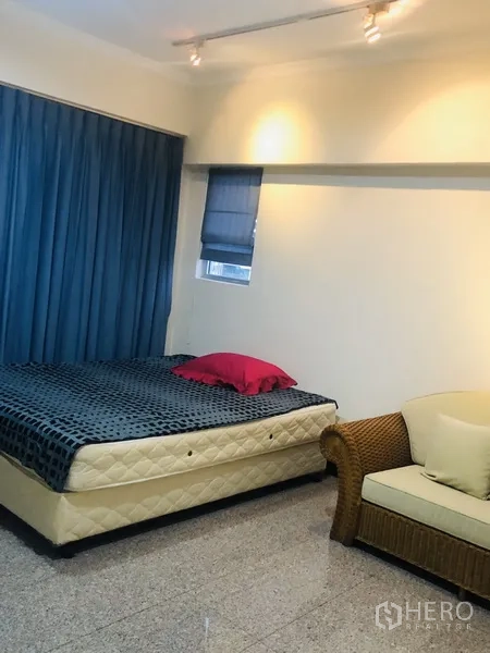 คอนโด ให้เช่าในWatthana, Bangkok - ห้องนอนรอง ผ้าม่านทึบสีน้ำเงิน เตียงคู่ และเก้าอี้หวาย