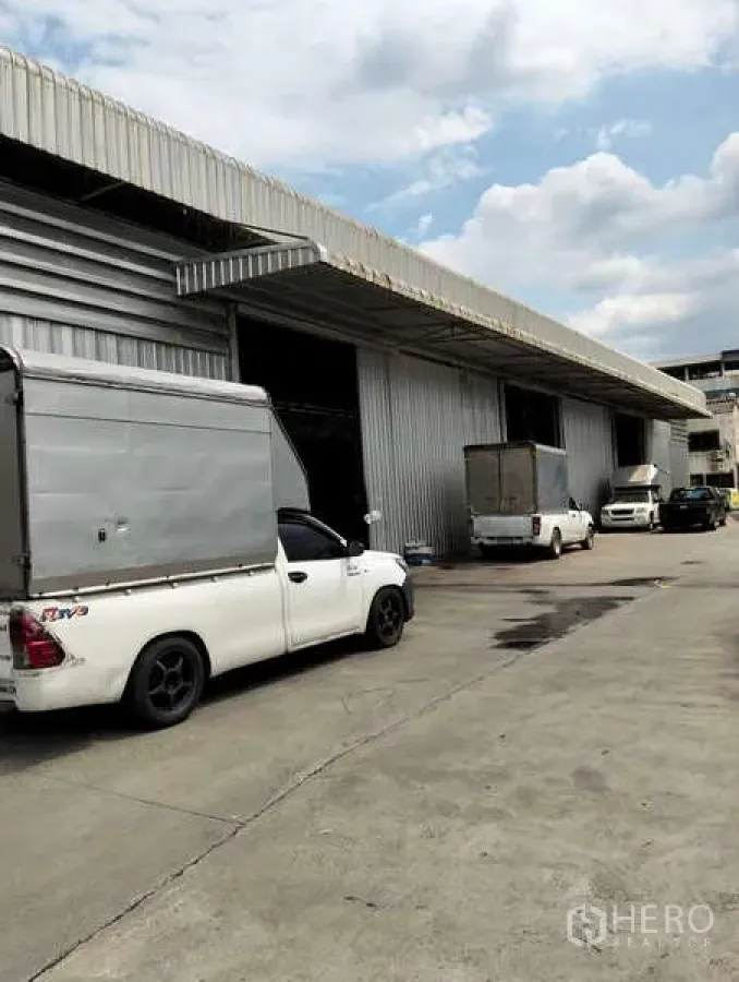 คลังสินค้า ให้เช่าในKhlong Sam Wa, Bangkok - ด้านหน้าโกดังผนังเมทัลชีท คลองสามวา กรุงเทพฯ มีชานโหลดและทางรถบรรทุก