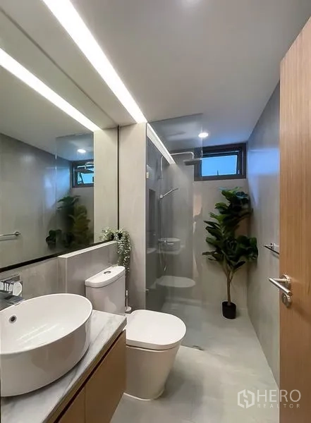 ทาวน์เฮาส์ ให้เช่าในKhlong Toei, Bangkok - ห้องน้ำโมเดิร์นพร้อมฝักบัวแบบกั้นกระจกและหน้าต่างระบายอากาศ