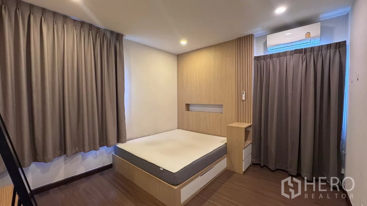 บ้าน ให้เช่าหรือขายในSaphan Sung, Bangkok - มุมมองห้องนอนเดียวกัน โชว์เตียงมีลิ้นชักใต้เตียง ผ้าม่านกว้าง และไฟฝ้าเพดาน.