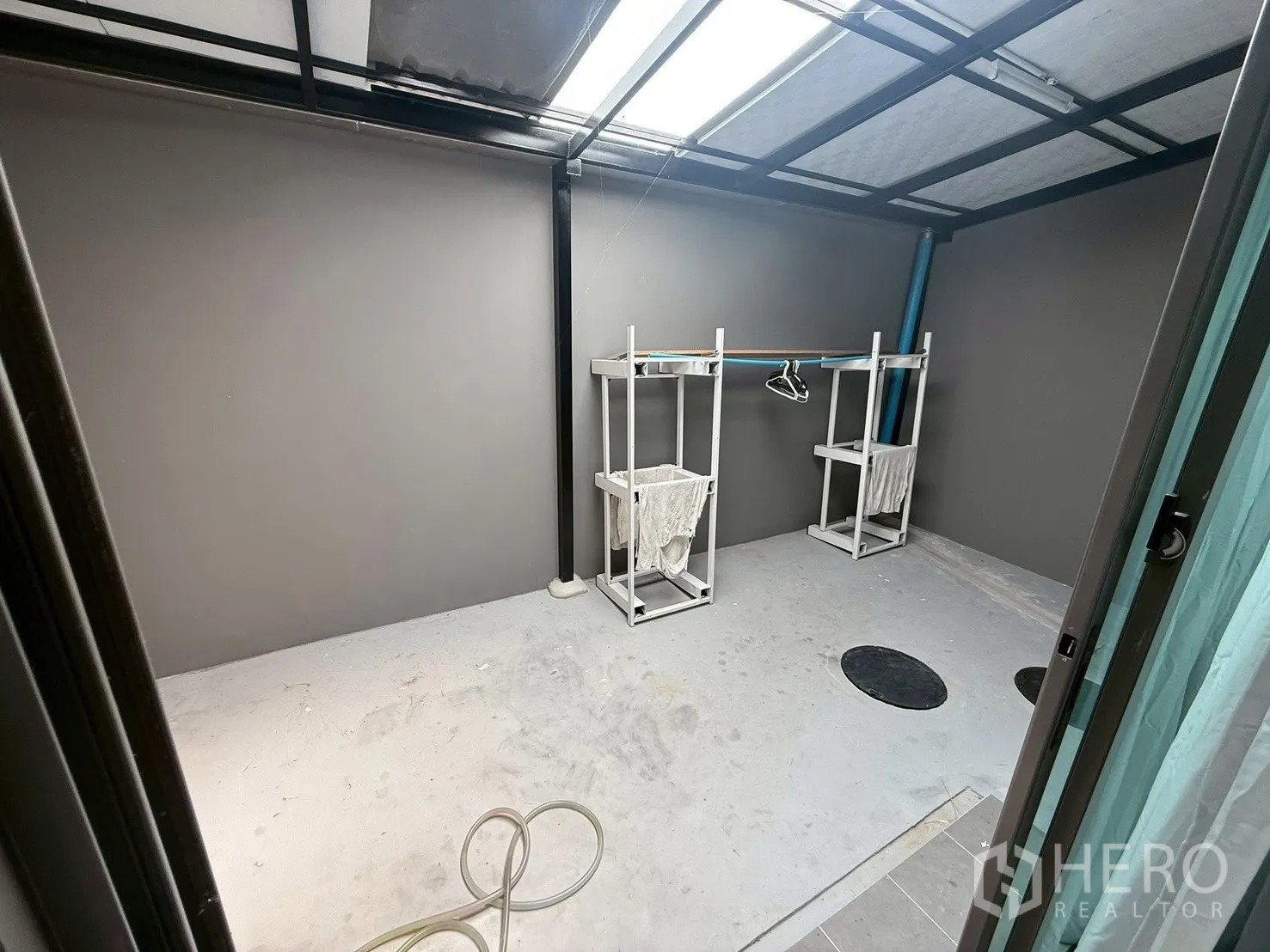 Townhouse for rent in Bang Phli, Samut Prakan - Covered utility area with skylight roof and drying racks.