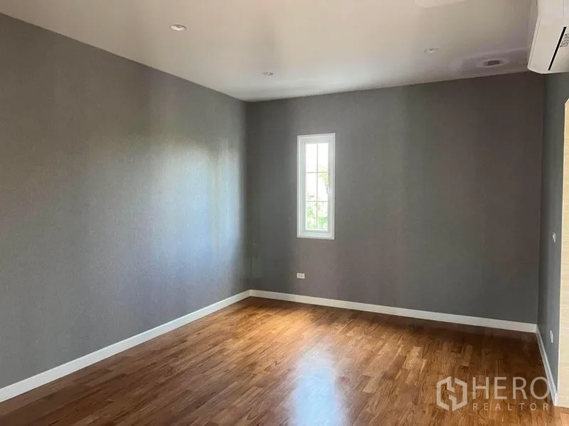 บ้าน ขายในYan Nawa, Bangkok - ห้องนอนโล่ง ผนังสีเทา พื้นไม้ และหน้าต่างทรงยาว