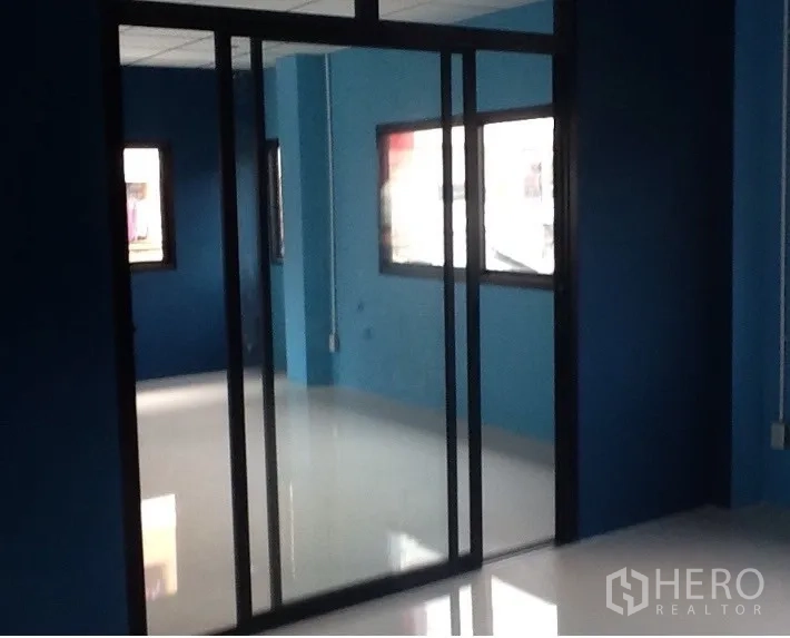 货栈 出租在Bang Kapi, Bangkok - 明亮的蓝色办公室，带推拉玻璃门与窗户。
