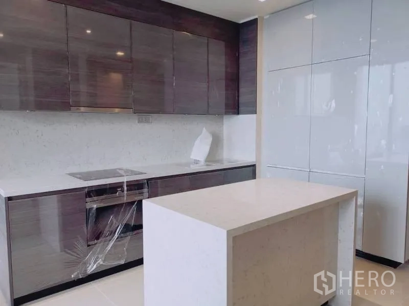 คอนโด ให้เช่าหรือขายในWatthana, Bangkok - ครัวโมเดิร์นตู้ไฮกลอส ท็อปหินสีขาว ไอส์แลนด์ และเตาอบบิลท์อิน