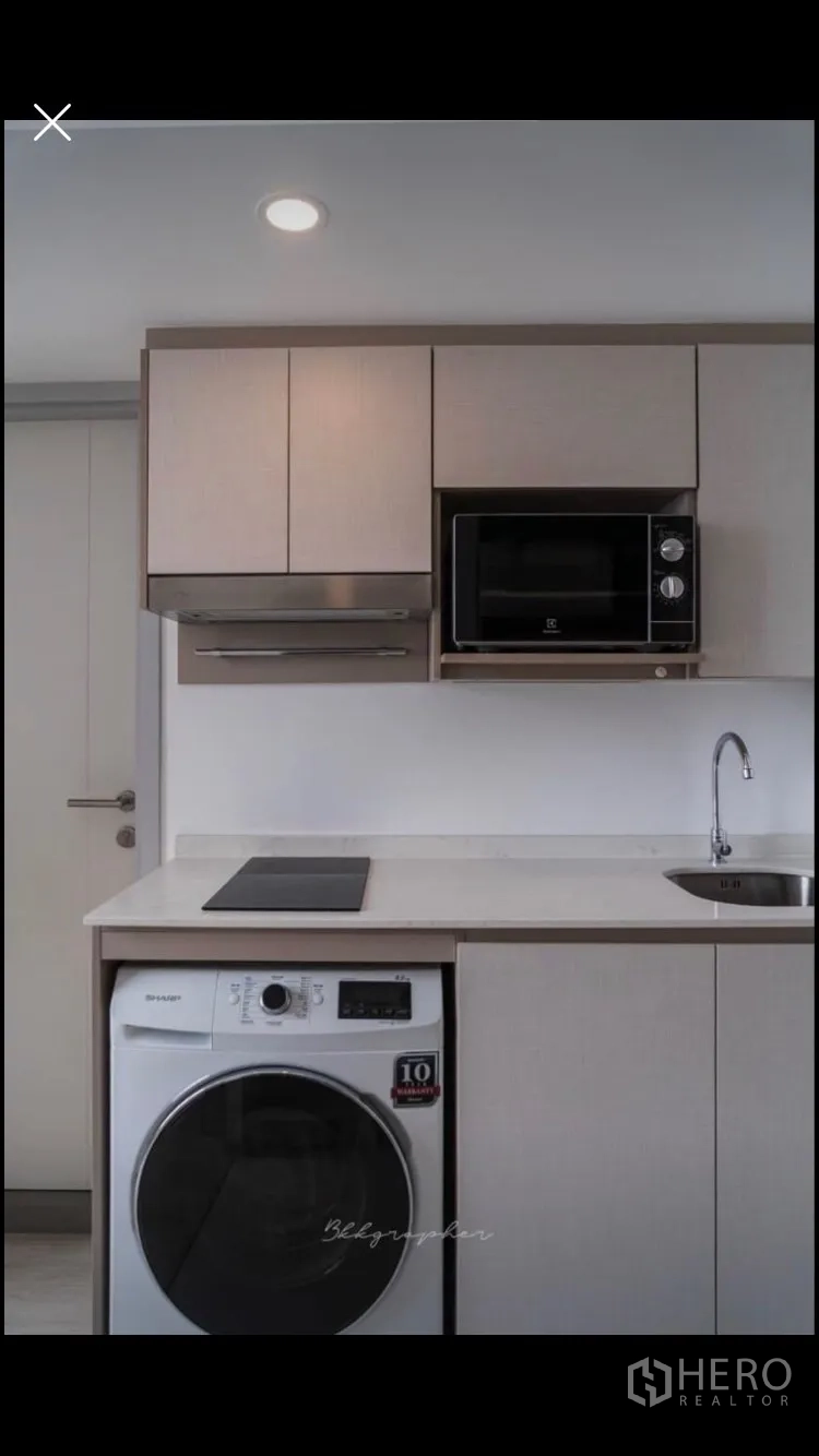 คอนโด ให้เช่าในSathon, Bangkok - ครัวขนาดกะทัดรัดพร้อมตู้บิลท์อิน เตาไฟฟ้า ไมโครเวฟ อ่างล้างจาน และเครื่องซักผ้าฝาหน้า