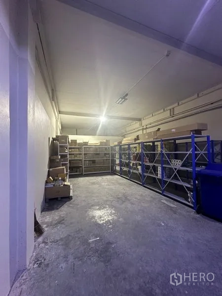 สำนักงานที่บ้าน ให้เช่าในPhra Khanong, Bangkok - พื้นที่สไตล์คลังสินค้า เพดานสูง พร้อมชั้นวางและไฟฟลูออเรสเซนต์