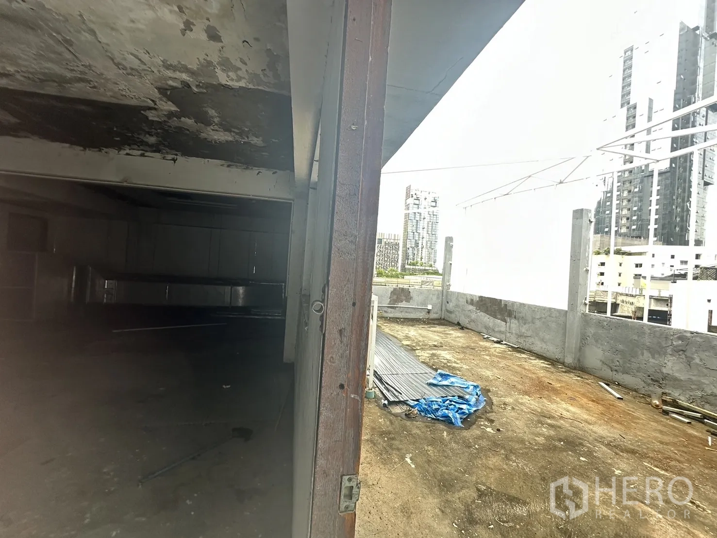 店屋 出租在Watthana, Bangkok - 半开放露台连接室内毛坯区，可见城市景观