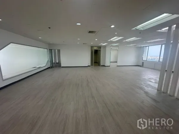 สำนักงาน ให้เช่า - พื้นที่สำนักงานกว้าง ไฟฝ้า LED ผนังตกแต่งซี่ และหน้าต่างบานใหญ่เห็นวิวกรุงเทพฯ