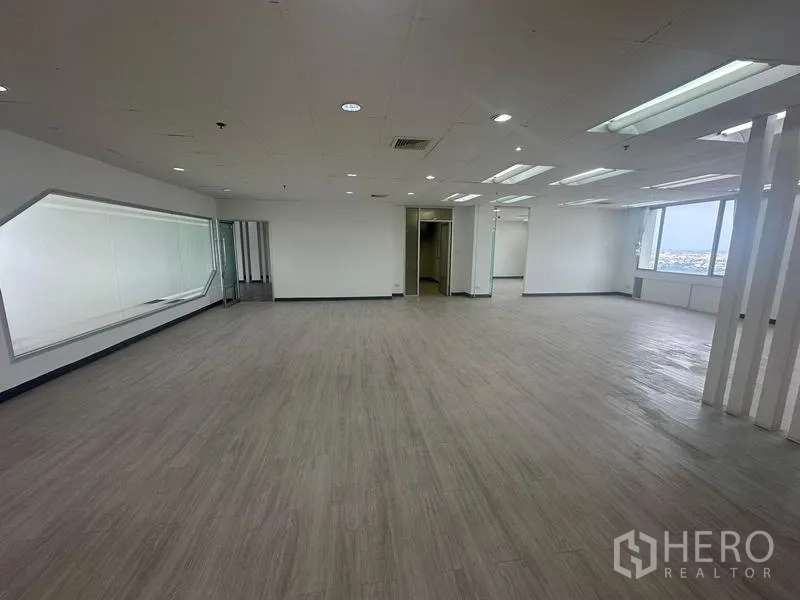 สำนักงาน ให้เช่า - พื้นที่สำนักงานกว้าง ไฟฝ้า LED ผนังตกแต่งซี่ และหน้าต่างบานใหญ่เห็นวิวกรุงเทพฯ