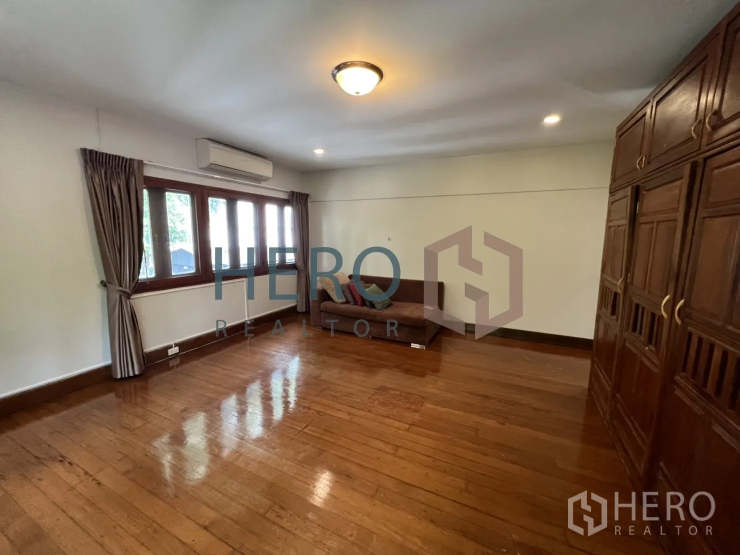 独立式住宅 出租在Watthana, Bangkok - 宽敞卧室，木地板与整面衣柜