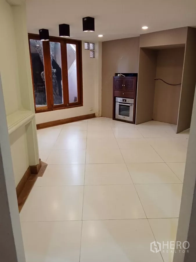 สำนักงานที่บ้าน ให้เช่าในLat Phrao, Bangkok - ห้องครัวขนาดกะทัดรัดพร้อมเตาอบบิลต์อิน หน้าต่าง และไฟดาวน์ไลต์