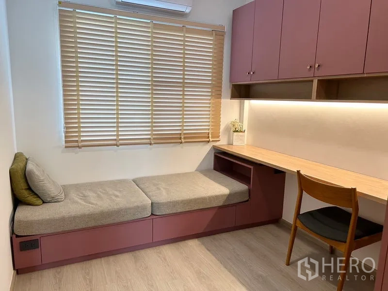 ทาวน์เฮาส์ ให้เช่า - มุมทำงานบิวท์อิน พร้อมเบาะนั่งริมหน้าต่าง โต๊ะยาว และตู้แขวน.