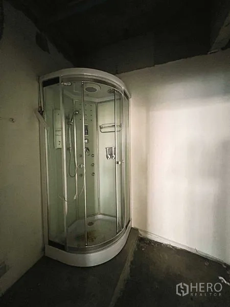 零售空间 出租在Yan Nawa, Bangkok - 角落安装的紧凑型玻璃淋浴房。