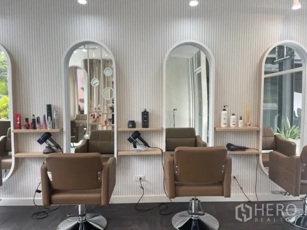 零售空间 出租在Khlong Toei, Bangkok - 三个位美发工位，拱形镜、置物架与棕色座椅