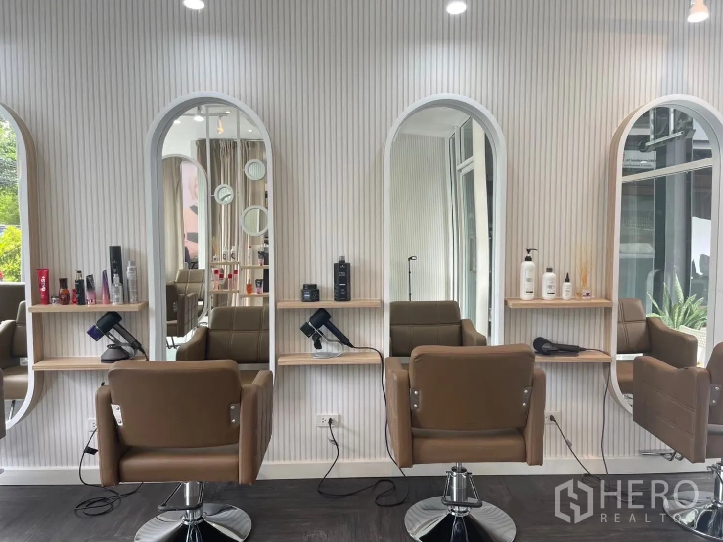 零售空间 出租在Khlong Toei, Bangkok - 三个位美发工位，拱形镜、置物架与棕色座椅