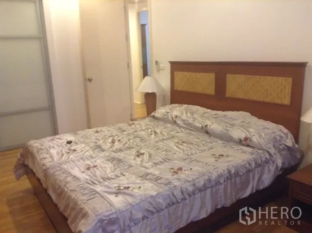 คอนโด ให้เช่าหรือขายในDin Daeng, Bangkok - มุมกว้างของห้องนอน พื้นไม้ เตียงคิงไซซ์ และประตูตู้เสื้อผ้าแบบบานเลื่อน