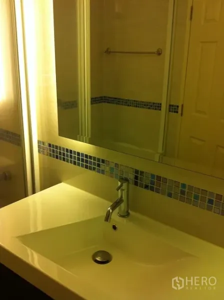 คอนโด ให้เช่าในWatthana, Bangkok - ห้องน้ำสมัยใหม่ อ่างล้างหน้าขนาดใหญ่ กระจกเต็มบาน และโมเสกคาดผนัง