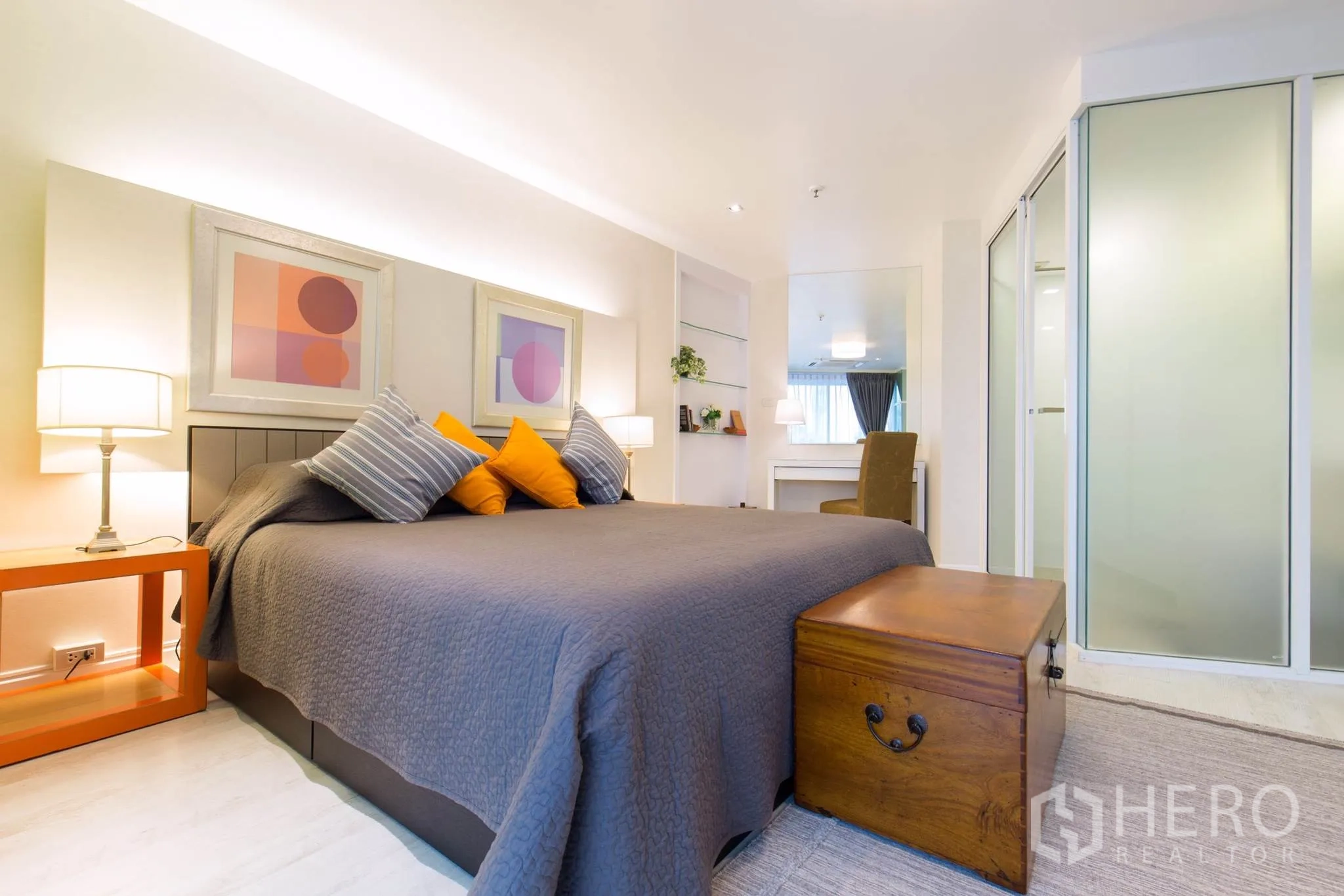 公寓 出租在Pathum Wan, Bangkok - 主卧另一角度，床头灯、装饰画、梳妆台及磨砂推拉衣柜。