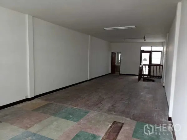 店屋 出租在Watthana, Bangkok - 宽敞的上层开放区域，混合地面、房门与楼梯口。