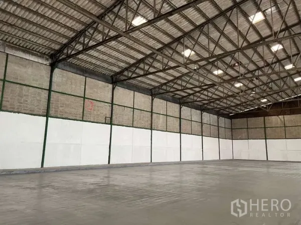 工厂 出租在Bang Pakong, Chachoengsao - 生产大厅转角视角，突出大跨无柱结构与屋面采光带。