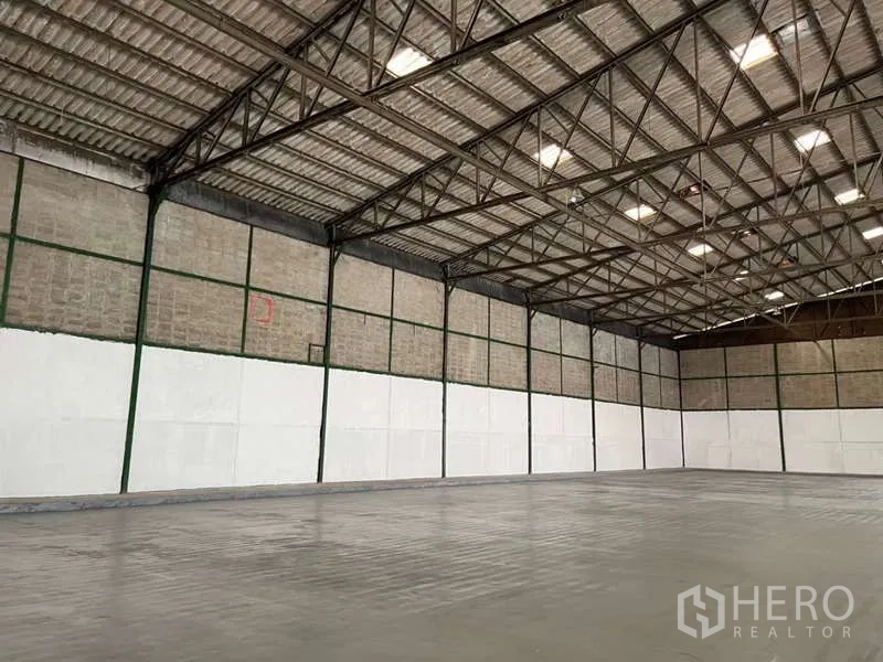 工厂 出租在Bang Pakong, Chachoengsao - 生产大厅转角视角，突出大跨无柱结构与屋面采光带。