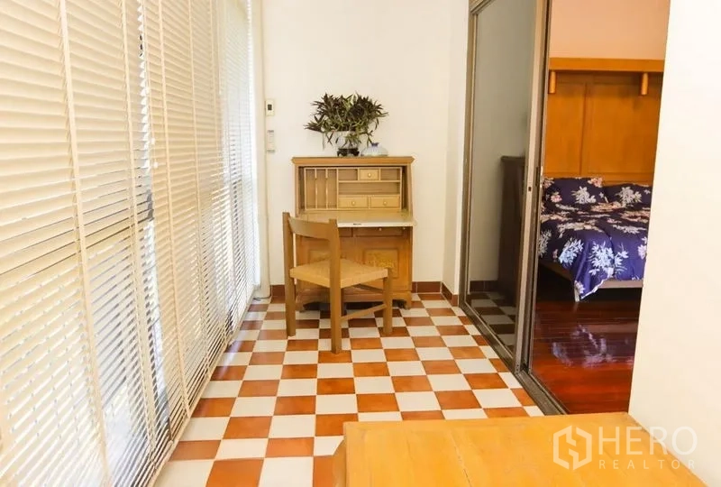 อพาร์ทเมนท์ ให้เช่าในPathum Wan, Bangkok - มุมทำงานตามโถงข้างหน้าต่างบานใหญ่พร้อมมู่ลี่และโต๊ะขนาดกะทัดรัด