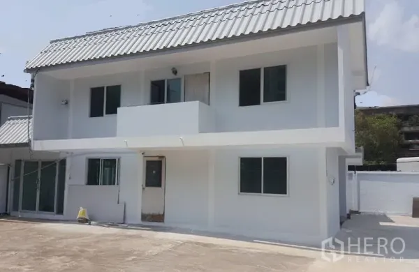 Home Office for rent in Khlong Toei, Bangkok - Front facade of the renovated two-level home office with balcony and sliding windows.