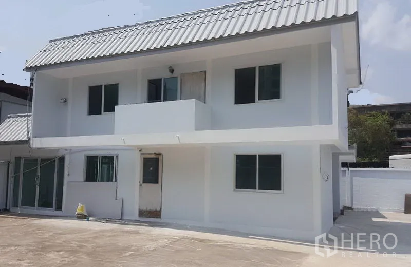 Home Office for rent in Khlong Toei, Bangkok - Front facade of the renovated two-level home office with balcony and sliding windows.