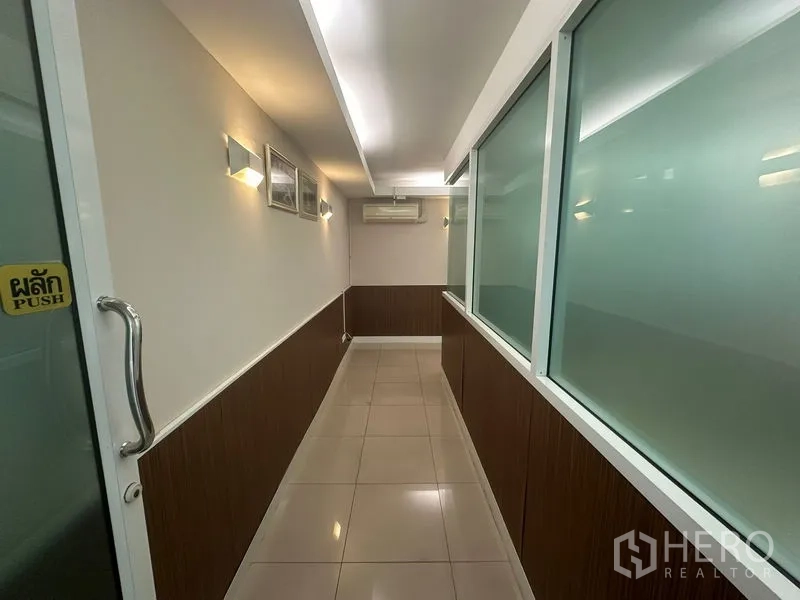 สำนักงาน ขาย - โถงยาวผนังกระจกฝ้าและมือจับประตูแบบผลัก