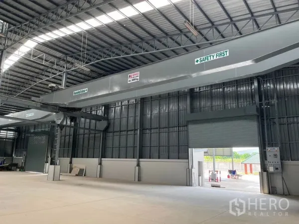 คลังสินค้า ให้เช่าในBang Phli, Samut Prakan - ภายในโกดังเพดานสูง มีคานเครนเหนือศีรษะ หลังคาเมทัลชีทพร้อมช่องแสง และประตูม้วน