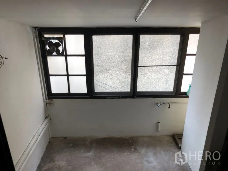 อาคารพาณิชย์ ให้เช่า - มุมอเนกประสงค์ มีหน้าต่างฝ้า พัดลมระบายอากาศ และจุดเดินท่อ