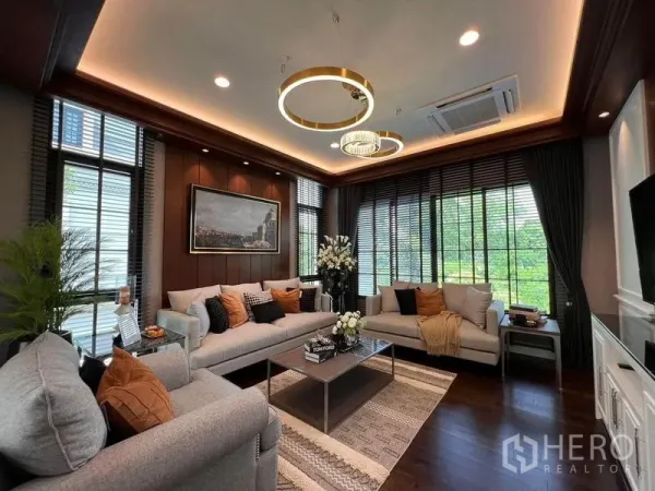 บ้าน ขายในYan Nawa, Bangkok - ห้องนั่งเล่นสว่าง โปร่ง ด้วยหน้าต่างบานใหญ่ โซฟาโมเดิร์น และโคมไฟวงแหวน