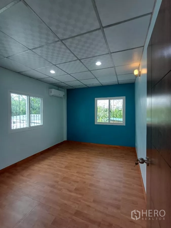 สำนักงานที่บ้าน ให้เช่าในPhra Khanong, Bangkok - ห้องนอนมุมห้อง หน้าต่างสองบาน ผนังฟ้า และพื้นไม้