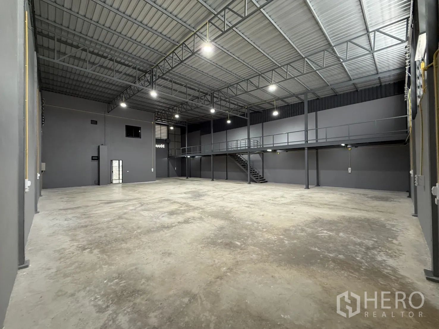 โกดัง for rent in Lam Luk Ka, Pathum Thani - โกดังช่วงกว้างพร้อมชั้นลอยและบันไดขึ้น