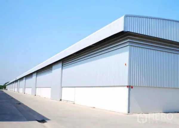 货栈 出租在Bang Sao Thong, Samut Prakan - 现代金属板外立面仓库，长面宽与干净的混凝土地坪。