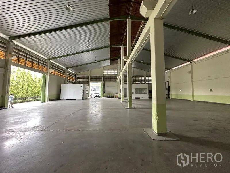 คลังสินค้า ให้เช่าในLat Krabang, Bangkok - ฮอลล์โกดังมีประตูม้วนขนาดใหญ่และหลังคากันฝนสำหรับขนถ่ายสินค้า