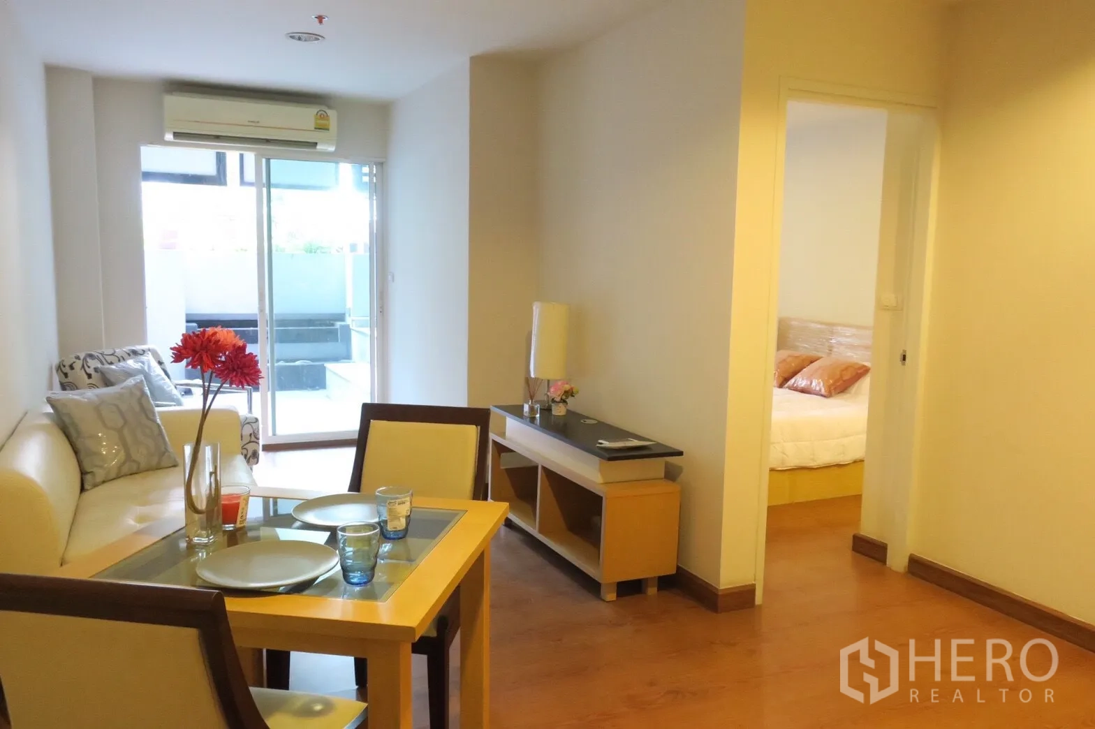 คอนโด ขายในPhra Khanong, Bangkok - ห้องนั่งเล่นแบบโอเพ่นเชื่อมระเบียงผ่านประตูกระจกบานเลื่อน มองไปยังทางเข้าห้องนอน