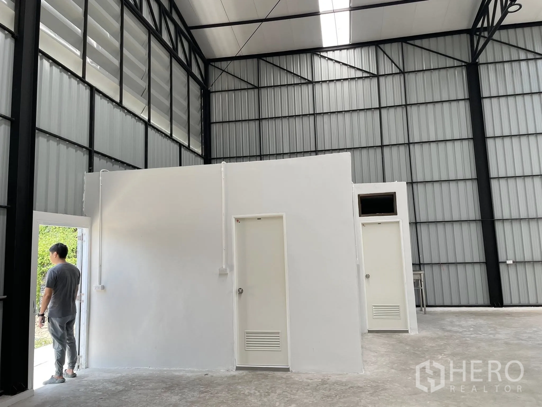 โกดัง for rent in Pak Kret, Nonthaburi - พื้นที่ภายในโกดังเห็นบล็อกห้องสาธารณูปโภคใต้โครงหลังคา